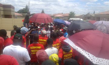 AdvoBarryRoux's tweet photo. Residents of Seshego are raiding the hideouts of members of a gangster believed to be attacking locals. #Burial13MustFall https://t.co/jzkr0ZRzYV