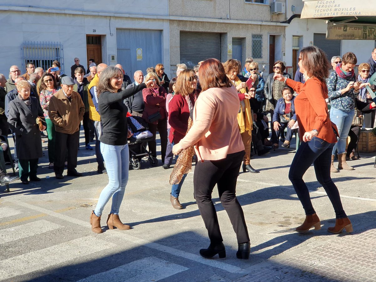 psoemolina's tweet photo. 🎵El Barrio del Sagrado Corazón ha  celebrado el III Encuentro de Cuadrillas organizado por AVESCO y la cuadrilla del Soto de los Álamos. 

Un barrio vivo que aúna tradiciones,  cultura y futuro 

@FuensantaMarti8 @JuliaFernadezCa @NortesSoledad   @MariaMtezPay  con el vecindario https://t.co/yVb9hOKZNt