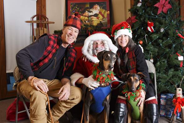 DobieChuckV's tweet image. Please enjoy this pic of a #doberman getting into the seasonal spirit;). #DobermanRescue #DobesRule #AllIwantForChristmas