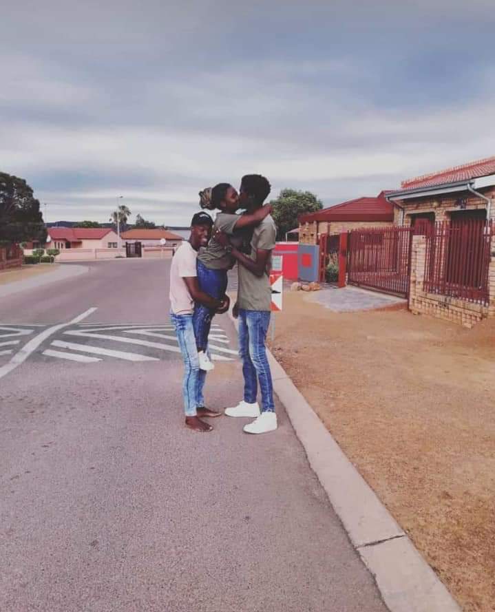 Eli_maeli_'s tweet photo. @CulpritEnter He has assistance 😏 https://t.co/4DA6sQp7bD