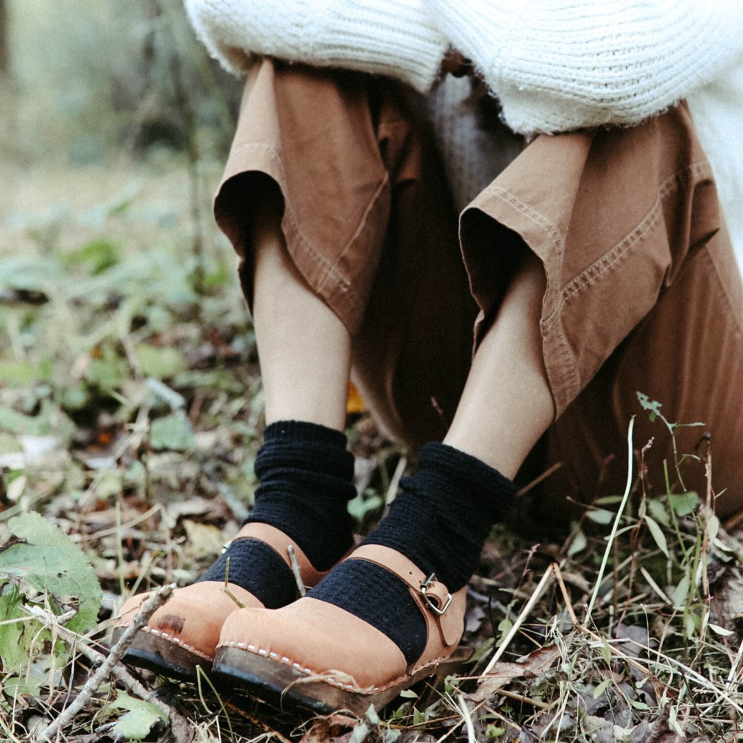 lottasclogs's tweet photo. Socks and clogs are such a cute look! Perfect for the winter 🍄 Photo by the lovely @cocoshalom Clogs: Highwood Brown Oiled on Brown Base #lottafromstockholm #lovemylottas #clogs #cloglife #sweden #clogsandsocks https://t.co/YqDZQqyRg2