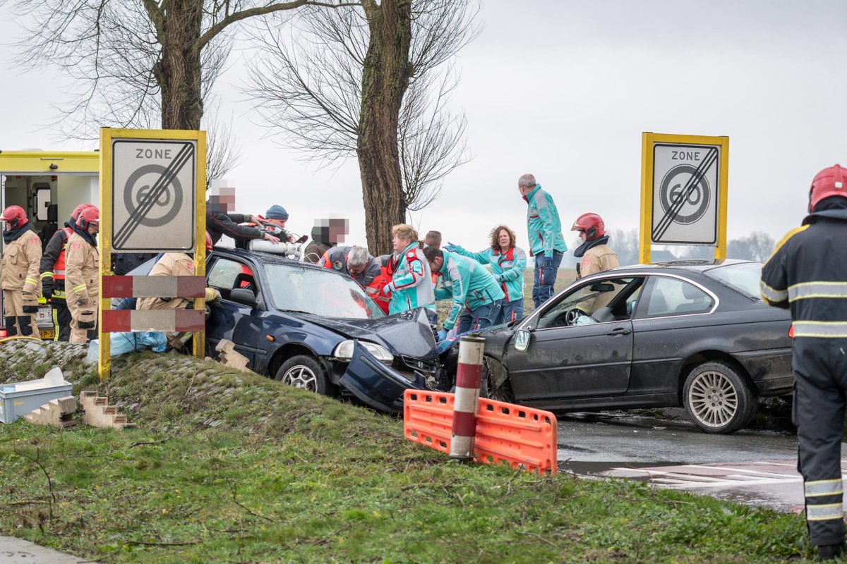 Auto's frontaal op elkaar in versmalling -..