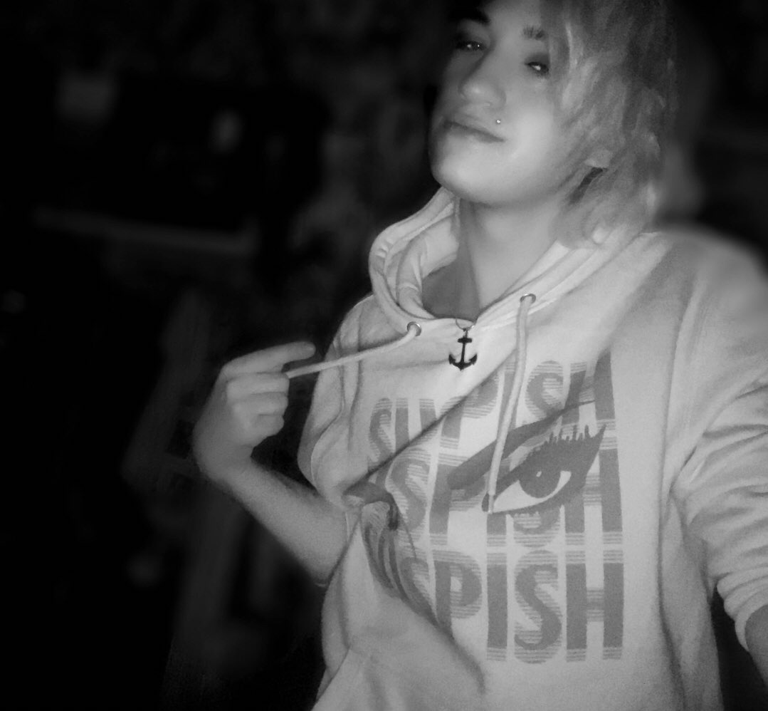 matthewdeckerxx's tweet image. At this point though, I’m practically living in my @BaileySarian #makegoodchoices shirt and #suspish sweatpants + hoodie &amp;amp; too bad I’m terrible at selfies &amp;amp; you can’t see the them if I come to la can you do my makeup for YouTube? #pleaseeee I’ll give you my fragrance!!! ♥️ u!!!!