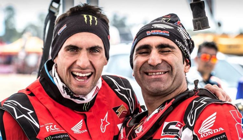 Campeonesnet's tweet photo. #Dakar2020 @kmbenavides y una emotiva despedida de Gonçalves: "Gané la etapa y te la dedico para vos con mucho dolor" 👉 https://t.co/3BbbWbeNZF https://t.co/EMfXsej4LI