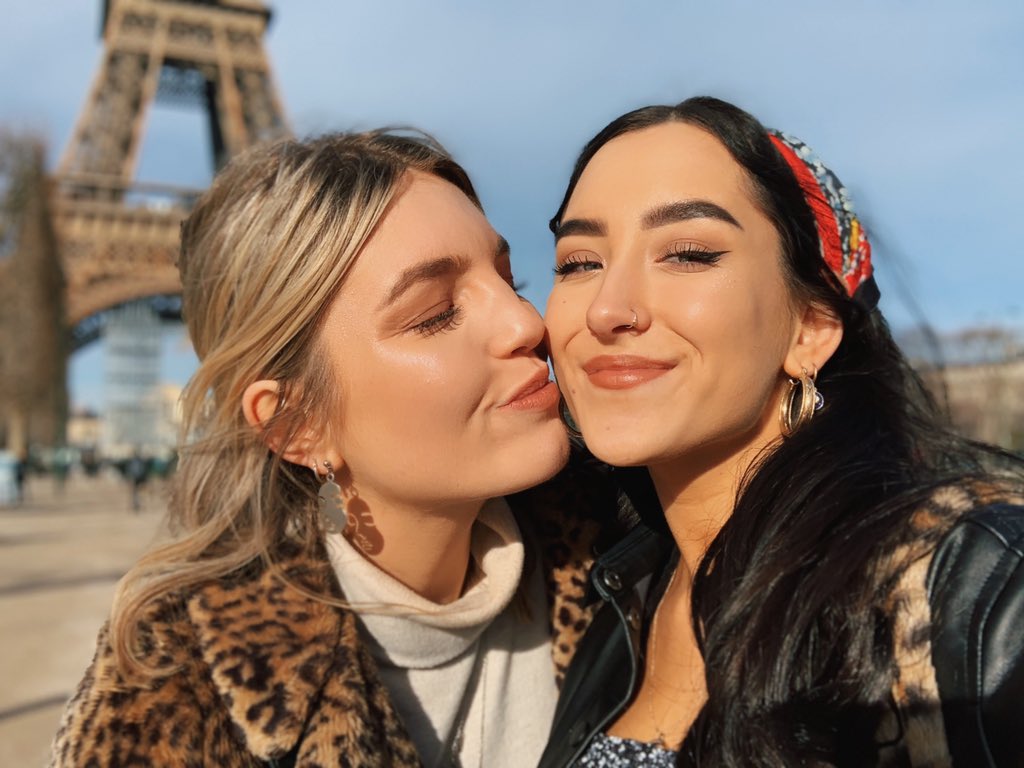womeninmvsic's tweet photo. gf’s in paris https://t.co/DfVi7EazgC