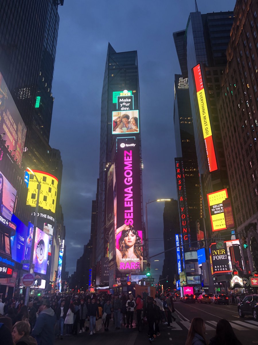 BillKohut's tweet photo. Saturday night in Times Square. It was a great night getting ready for NRF! #cisconrf20 #nrf2020 #cwarocks https://t.co/HbLHGF9hWI
