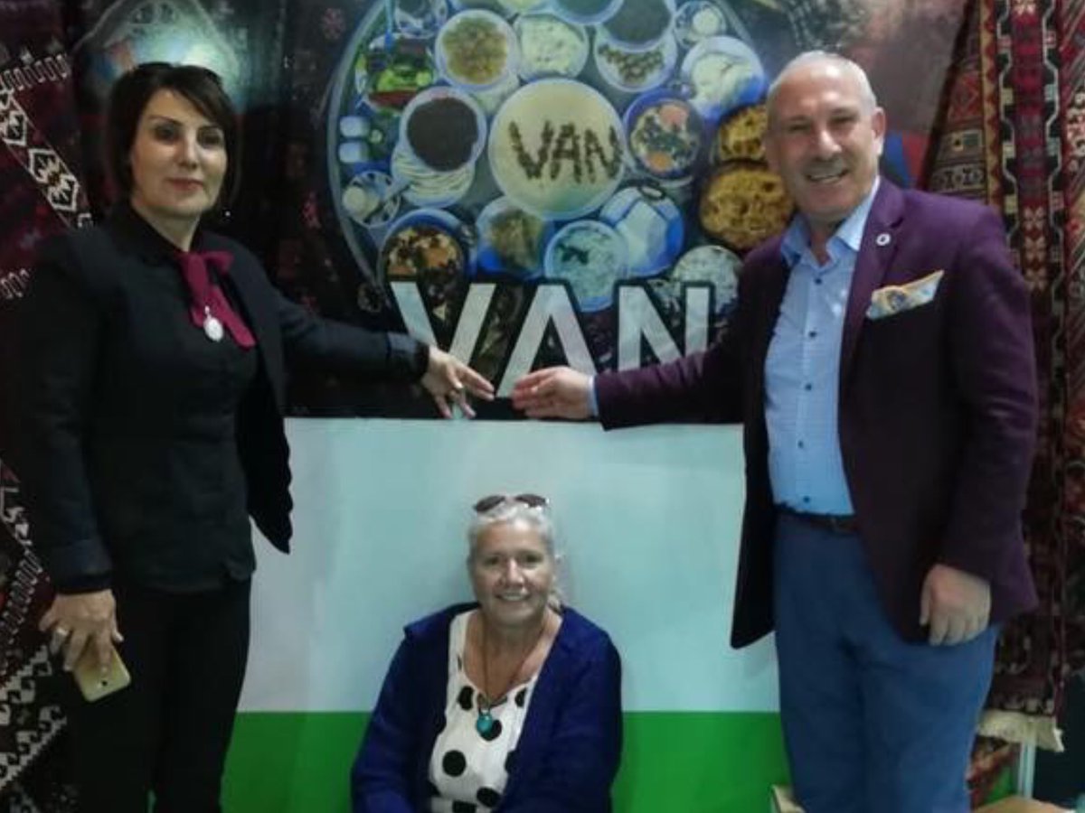 bakhelebak's tweet photo. #Uluslar arası aldığımız başarı sertifika dan dolayı.Vanınımızın güzel değeri can dosttum ozanımız değer Namı derli kazım.Kazım gülle bizleri ziyaret🌹tebrik etti.Cansınız kazım baba💝@FarizGl @kultur_iletisim @sinan85779994 @albaymustafa065 @GlsmKaraku5 @KoNaK_BeY #ekmeğimizdeyi https://t.co/sPy2BlnUhJ