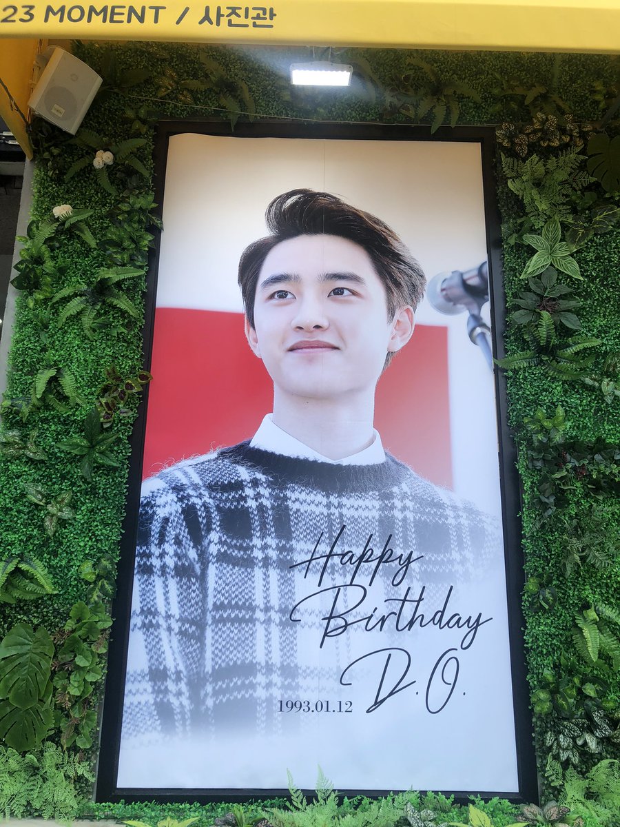 IS2exo_0408's tweet photo. #하늘이_떨어뜨린_별_도경수
온통 카페안 가득 반가운 얼굴 경수로 가득했던 곳❤️ 됴램이들과 뽀램이들이 가득해서 너무너무 예뻤던 곳💖경수야 생일 진심으로 많이많이 축하했어! 너덕분에 나도 하루를 너무너무 행복하게 보낼 수 있었어! 항상 고맙구 많이많이 보고싶어😭😭💕생일축하행뚜야😍💛🧡 https://t.co/62m3vEHdI8