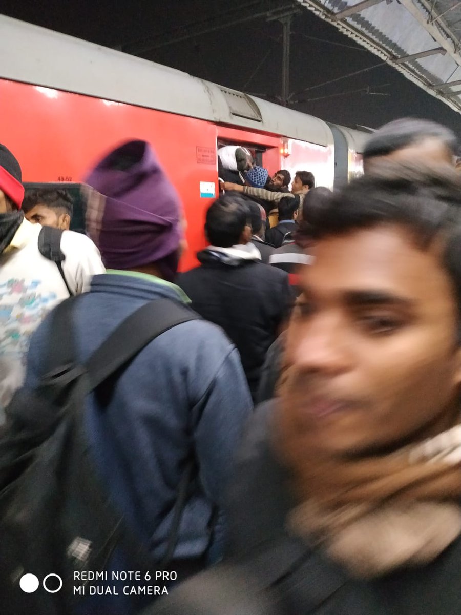 RahulSi92672169's tweet image. A well done #katiharrailway everytime it fails to maintain a situation and today many ticket holder is fail to board the train and #GRPPolice is standing as usual #IndianRailways #PiyushGoyal . Why can't we arrange a special train for so called students going to attend the exam.