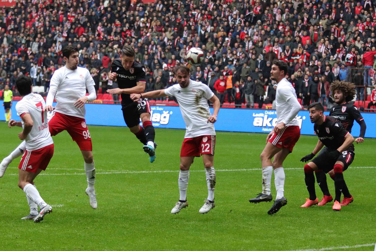 Samsunspor, Gümüşhane’yi 3-0 mağlup ederek uzun zaman sonra ligin ilk yarısını lider kapattı.

- Geliyorlar