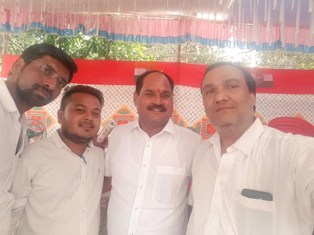 Charkop_mpyc's tweet photo. मुम्बई काँग्रेस अध्यक्ष #एकनाथ_गायकवाड़ जी के निर्देश पर #North_Mumbai #Charkop_Vidhansaba वार्ड क्र.30 में कांग्रेस पार्टी की साप्ताहिक सभा का कार्यक्रम सम्पन्न हुवा...#BjpMuktBharat 
@Yogeshsagar09 @VarshaEGaikwad https://t.co/injGc8Fax8