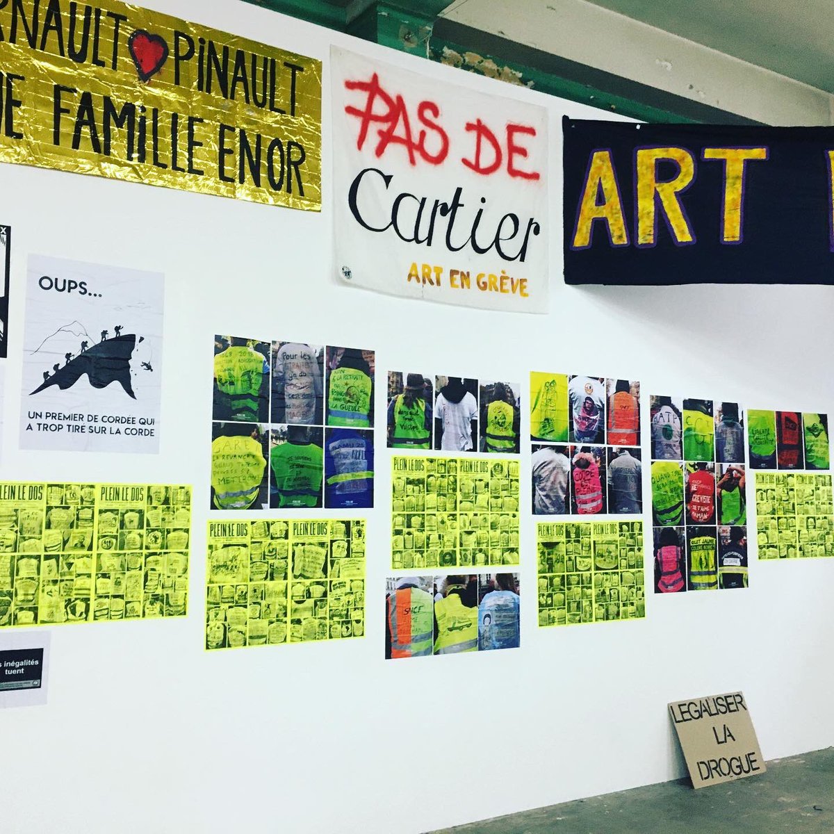 DosPlein's tweet photo. Expo collective au Doc à Paris avec @FormesDeLuttes #ArtEnGreve Atelier les mains dans le dos, The chômeuse go on, #CLAQ #PleinLeDos Vente de sérigraphies, autocollants et autres visuels au profit des grévistes contre la réforme des retraites. https://t.co/DMGa3dJJDo