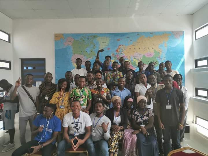 DJENONTINMystr1's tweet image. Hier, nous avons procédé à la restitution de nos travaux effectués lors de la #ProjectWeek2020 organisée par Épitech Bénin et Échopen. Nous avons, pendant une semaine, essayé de trouver des solutions aux entraves à l'utilisation de la sonde Echopen.