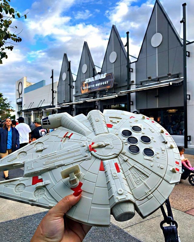 DLifestylers's tweet photo. We are loving this new Millenium Falcon popcorn bucket! Repost from @revistaorlandowish
#disneyparques #waltdisneyworld #popcornbucket #milleniumfalcon #milleniumfalconpopcornbucket #disneysprings #starwars https://t.co/wxIM1JQk1t https://t.co/17nQawR6wR