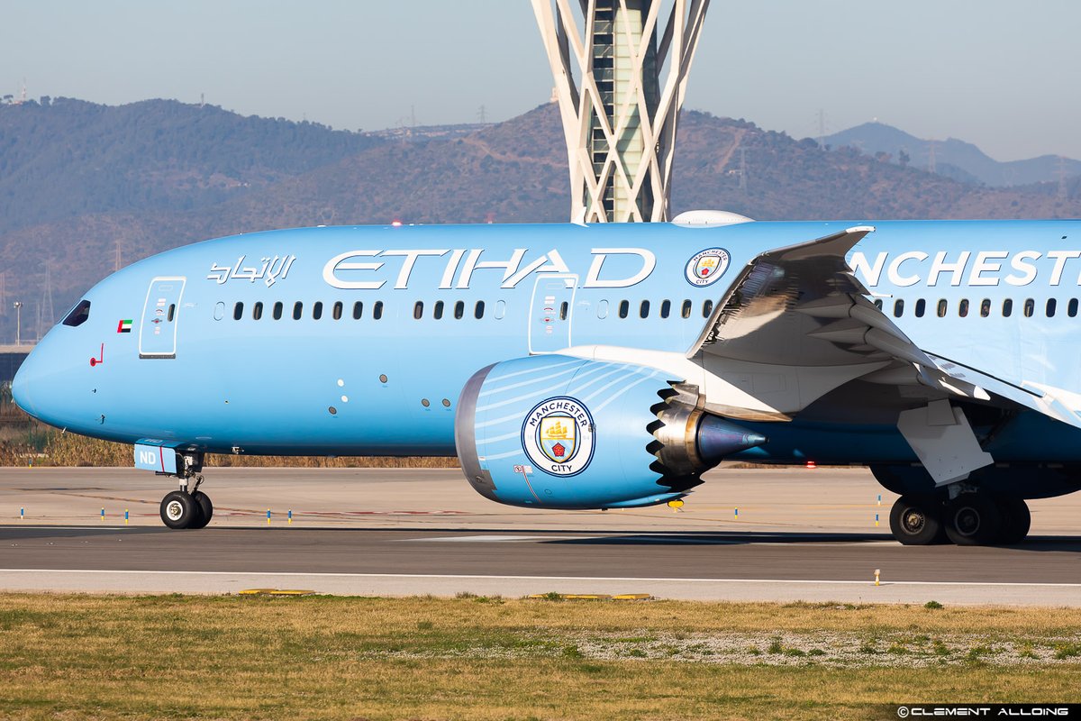 Morning trip at @Aeropuerto_BCN this morning especialy for the @ManCity livery on the @BoeingAirplanes #B789 #787 @EtihadAirways #A6BND #avgeeks #avgeek