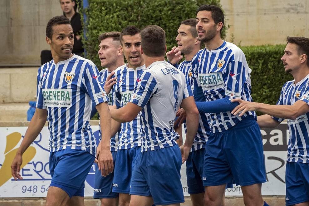 CD_Izarra's tweet photo. ESTADÍSTICAS 📈📉📊| En el día de hoy, nuestro jugador Juan Antonio Cabrera (@J_Cabrera89) ha superado a nuestro ex capitán Bruno Aráiz (@brunoaraiz) y es ya el 2° jugador con más partidos en toda la historia de nuestro cub en 2ªB con 142 encuentros disputados. https://t.co/rX2DwauE7C