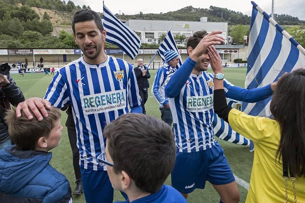 ESTADÍSTICAS 📈📉📊| En el día de hoy, nuestro jugador Juan Antonio Cabrera (<a href="/J_Cabrera89/">Juan Antonio Cabrera</a>) ha superado a nuestro ex capitán Bruno Aráiz (@brunoaraiz) y es ya el 2° jugador con más partidos en toda la historia de nuestro cub en 2ªB con 142 encuentros disputados.