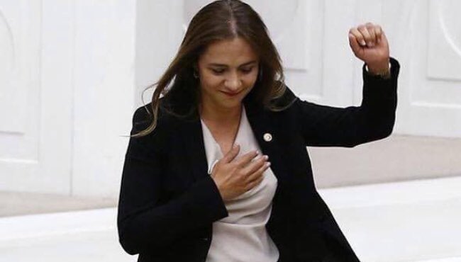 OnderAlgedik's tweet photo. Gamze Akkuş İlgezdi CHP için kritik bir vekil.
Kendisi 1 Ekim'den bu yana
8 oylama gününün sadece 
2'sinde oy kullanmış!
6 'sında BOYKOT!!
Ne filtresiz termik santrallere,
Ne de AK Parti bütçesine RED oyu VERMEMİŞ‼️

AKP'ye karşı pek el kaldırmamış. Kritik olmasa CHP tutar mıydı? https://t.co/qiAsUOYu1m