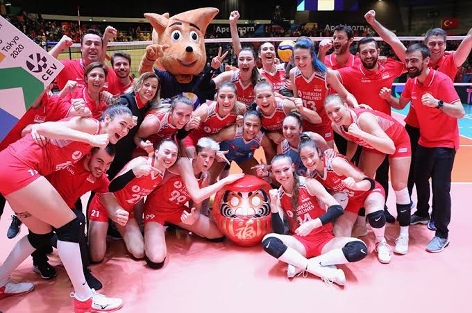 "... Açtığın yolda, gösterdiğin hedefte, hiç durmadan..." İlk kaptandan bugüne... Tebrikler ve Tokyo Olimpiyatları'nda başarılar kadınlarımıza! #RoadtoTokyo #FileninSultanlari