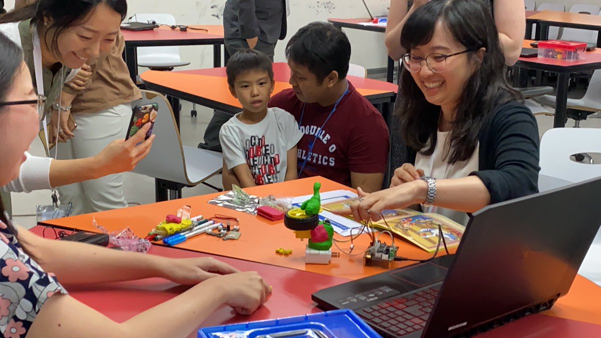 TSawaros's tweet photo. (2/2) We bring life to stories by adding sensors and actuators. The goal is to engage more diverse learners in physical computing and demystify what coding is expected to be. Will run it again for Thai National Science and Technology Development Agency this week!#FablearnAsia https://t.co/azofC6AUT0