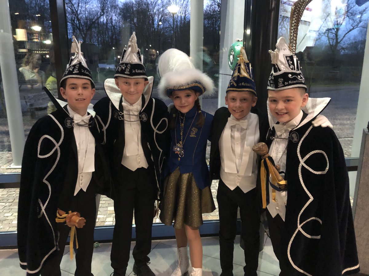 Ôs jeugdvieftal vân 2020: Príns Milo, Dansmarietje Carice, adjudante Max en Maciej en sirremoniemeister Wout.