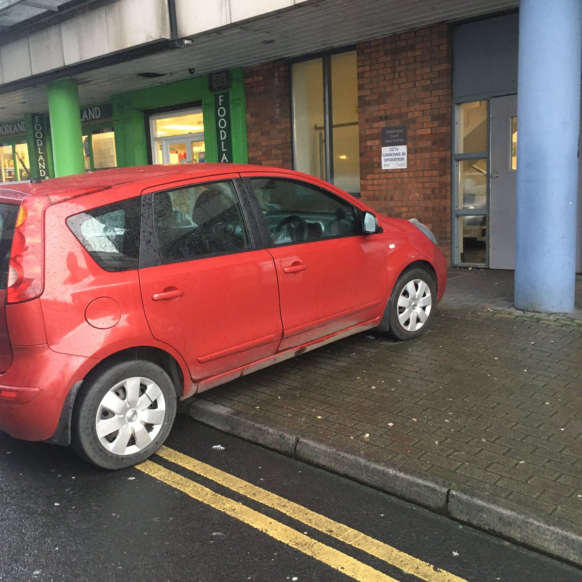 meanderingtripe's tweet photo. Park Where You Like Sundays in Limerick continue to be an unqualified success for people who like to park where they like.

I remain unwilling to stop anywhere in the city centre for any length of time lest someone park in or on me.

In me would be awkward. 

#FixLimerickParking https://t.co/BhADvPnRU8