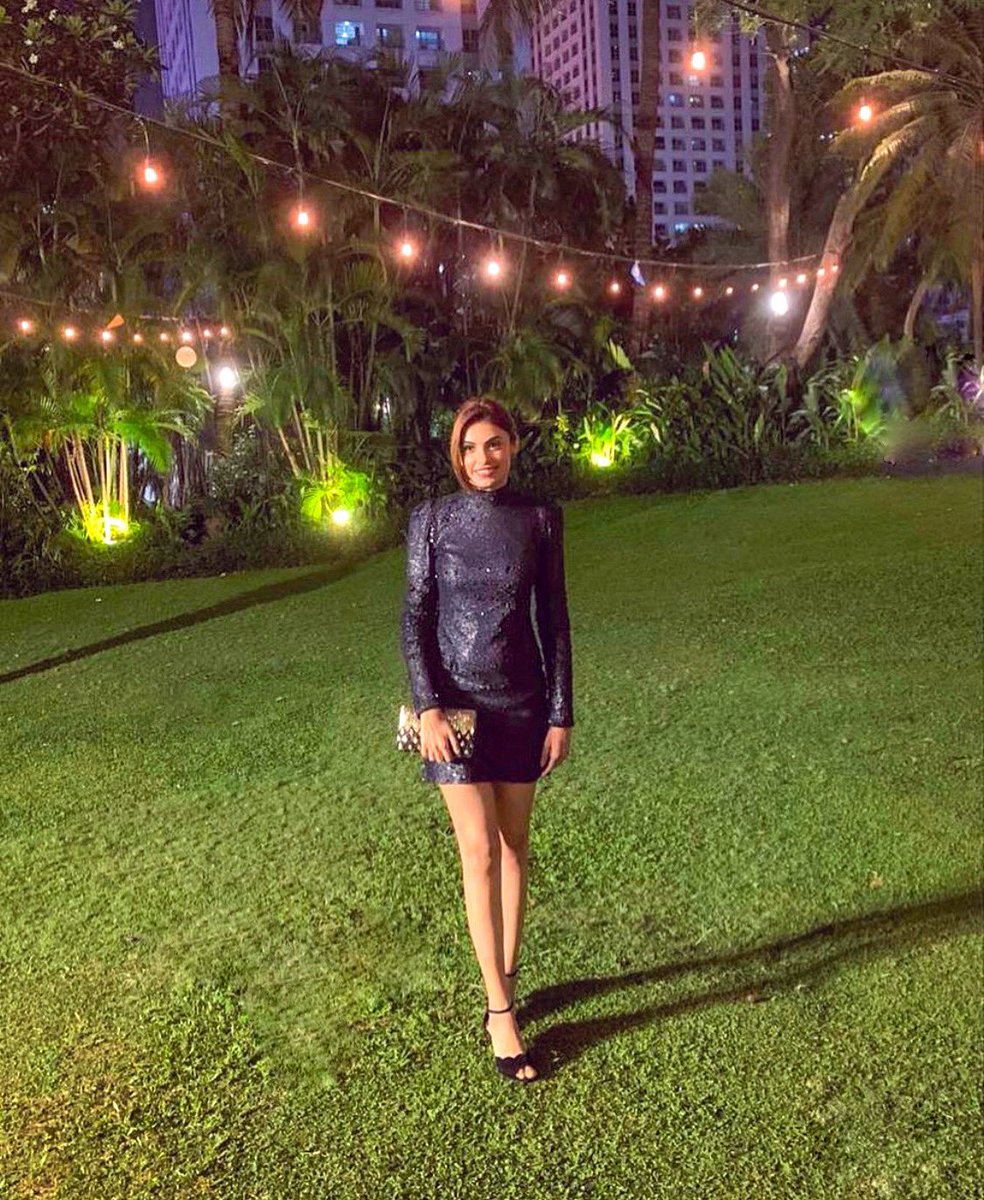 Night is longer than day for those who dream and day is longer than night for those who make their dreams come true. Explore the beauty of our beautiful garden in the evening as our lovely guest @vandanananwani did in style.
#AyanaMidplazaJakarta #AyanaJakarta #jimbaranlounge