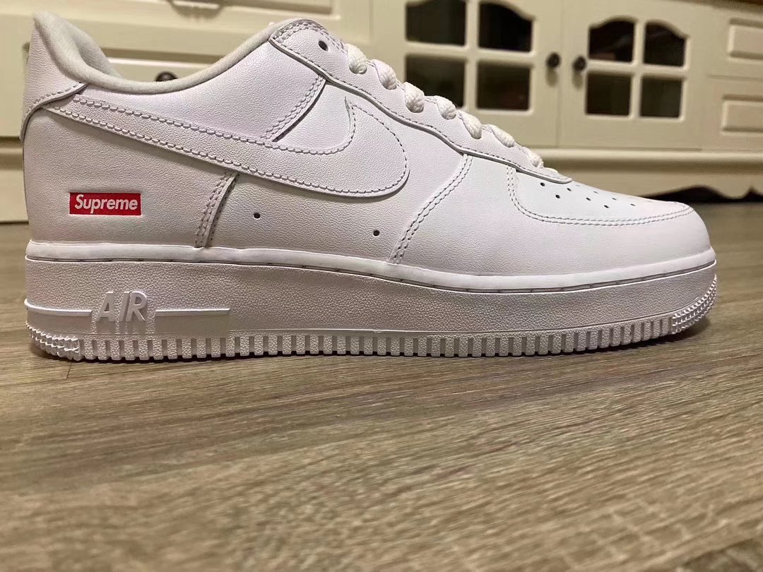 ComplexSneakers's tweet image. First look at one of the upcoming Supreme x Nike Air Force 1 Lows. Rumored April release. Thoughts? 🤔 
📸: @solebyjc