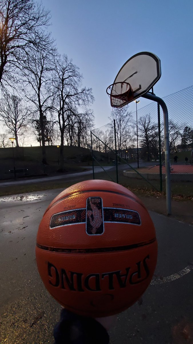 JGabrielVelez's tweet photo. #BasketballNeverStops hoy fue un buen dia. Sale el sol y me encuentro esta hermosa cancha en un espectacular parque Sueco y sin importar el frío, llega un niño a mejorar su juego! Le pedí permiso y me quede trabajando con el y su tiro. Nostálgico y contento
el basket es hermoso. https://t.co/eTi3EyoST4