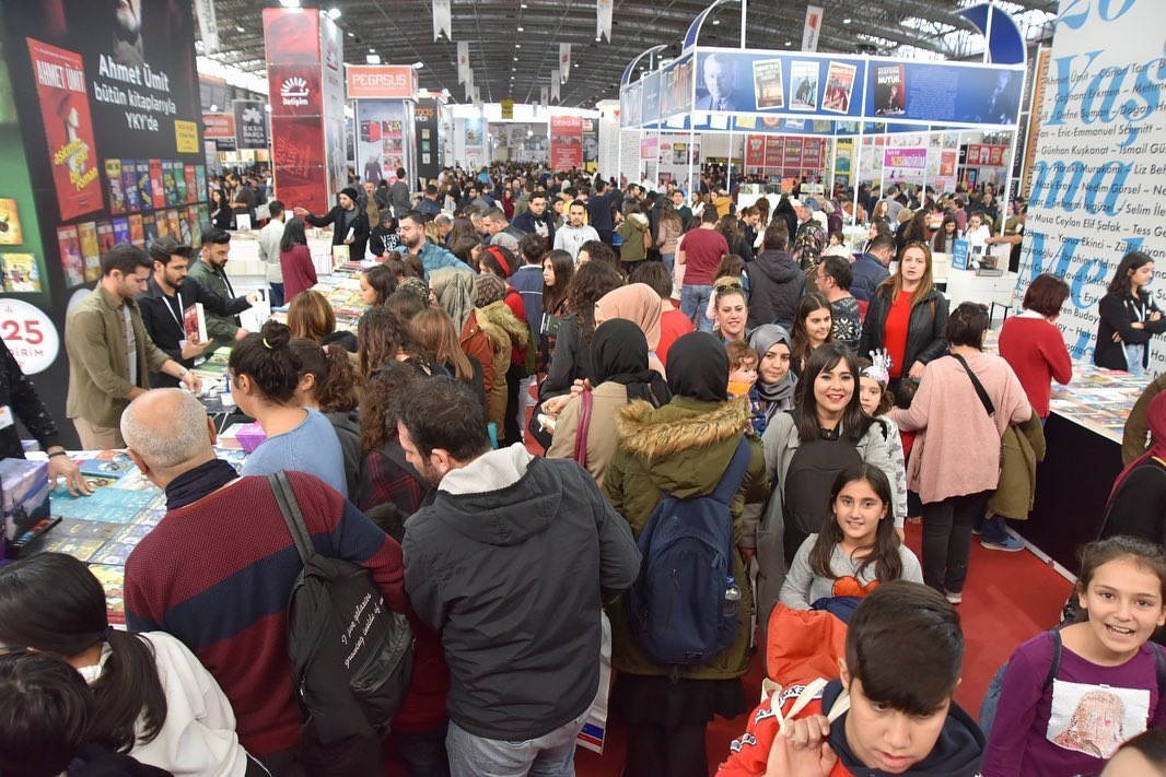 CUFASADANA's tweet photo. 300 yayın evi ve 368,000 ziyaretçi ile 9 gün süren 13. kitap Fuar’ında son gün https://t.co/S1lI8JKXEs