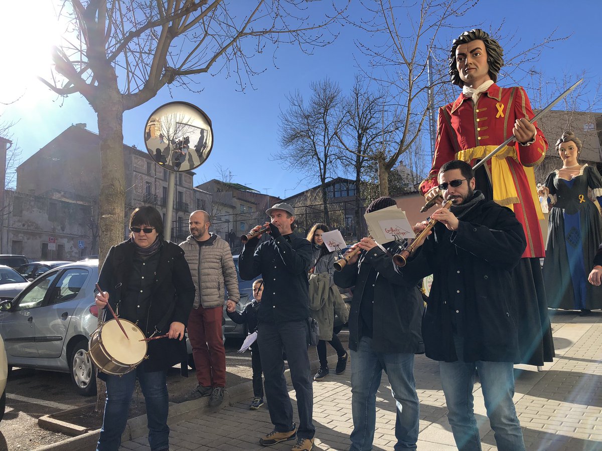 #cercavila a #SantHilariSacalm acompanyant als #gegants . Ens hem trobat com a casa! Moltes gràcies 🙃#grillatsambcanya #grillatsontour #gegantsdelaselva #gegantsgironins #gegantscatalans <a href="/santhilari/">Sant Hilari Sacalm</a>