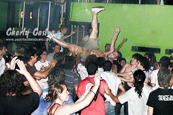charly_castro20's tweet photo. #efemeridesLPDA
12 de enero de 2007
Las Pastillas @DelAbuelo en Gualeguay, Entre Ríos.
Y yo que pensé que esa noche iba a asistir poca gente porque también tocaban Los Palmeras...
Piti hizo surf sobre el público. https://t.co/07D0UNl3ih