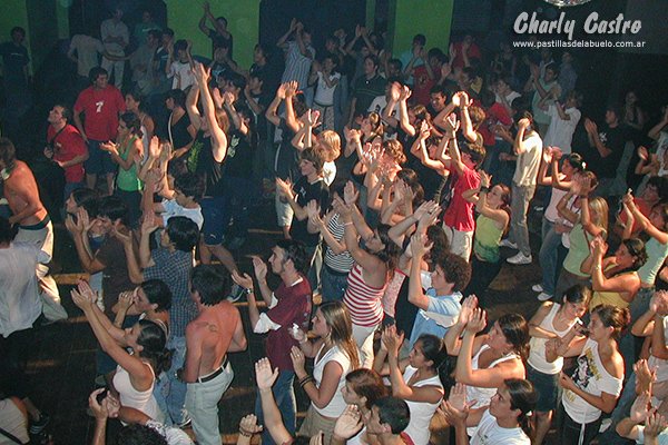 charly_castro20's tweet photo. #efemeridesLPDA
12 de enero de 2007
Las Pastillas @DelAbuelo en Gualeguay, Entre Ríos.
Y yo que pensé que esa noche iba a asistir poca gente porque también tocaban Los Palmeras...
Piti hizo surf sobre el público. https://t.co/07D0UNl3ih