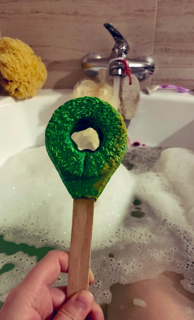 YgritteFire's tweet photo. #drahý rozhodl, že dost bylo koupelí ala Báthory a koupil mi..... brekeke lízátko do vany 😂 #zelená #bublinky #lush https://t.co/glYhFQWEmN
