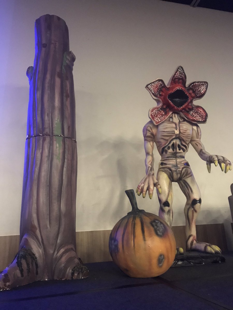 noahschnappbr's tweet photo. O painel está todo decorado do jeitinho que ps Strangers amam 🥰 #StrangerCon2 #StrangerThings https://t.co/QDdd2tHkm3