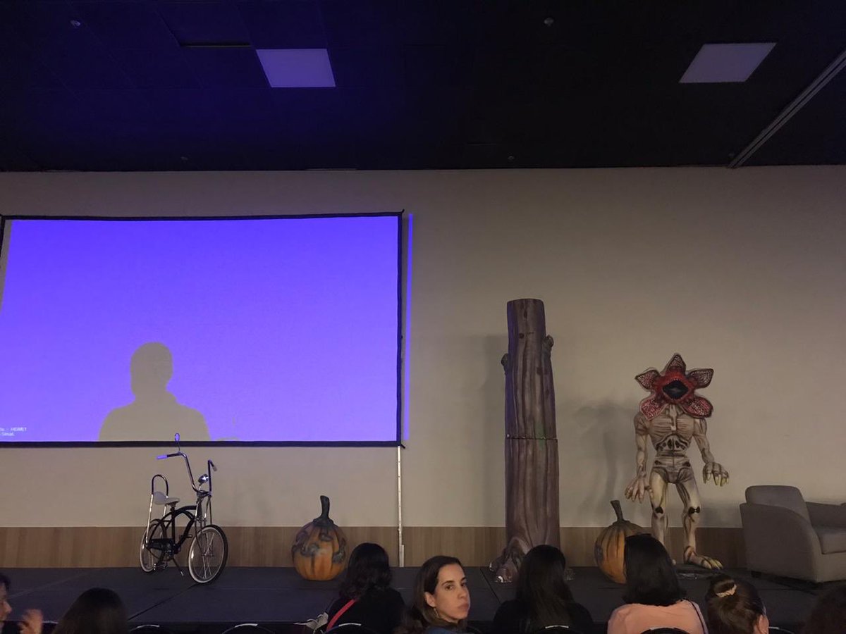 noahschnappbr's tweet photo. O painel está todo decorado do jeitinho que ps Strangers amam 🥰 #StrangerCon2 #StrangerThings https://t.co/QDdd2tHkm3