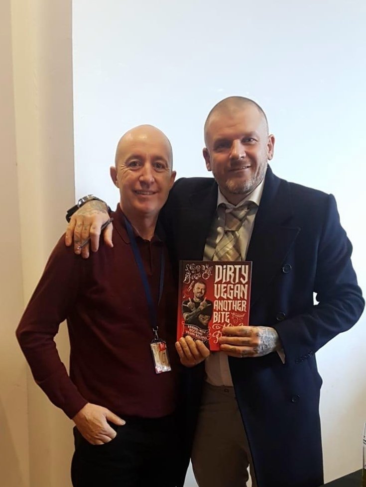 richie_ru's tweet image. Lucky to meet Matt Pritchard today @DirtyVeganTV . Chatted about how my vegan diet was having a positive effect on my #parkinsons. Great guy, great advice, even got a signed copy of his new vegan recipe book as an early birthday pressie. #yopd @ukyopd @parkinsonscup