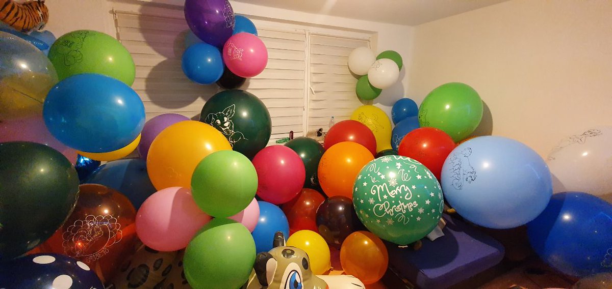 squeakynekto's tweet photo. And thus the squeaky weekend comes to an end. Time to deflate the masses ;3 🎈💨 https://t.co/1H06iVwcV0