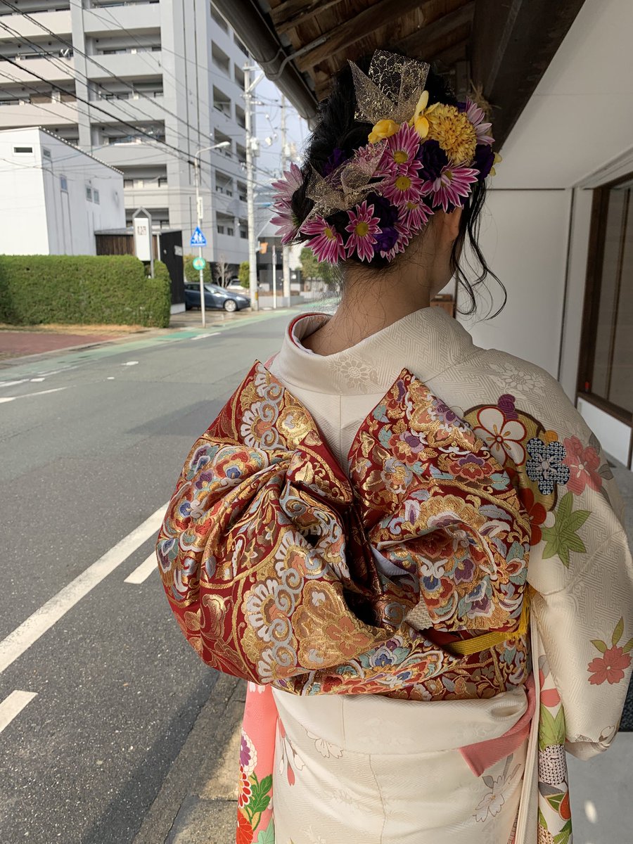 岡藤呉服店 山口 على تويتر お客様に振袖の着付けをさせていただきました ヘアは美容院でセットしてこられたのですが 生花の髪飾りも素敵ですね Yちゃん おめでとうございました 山口市成人式