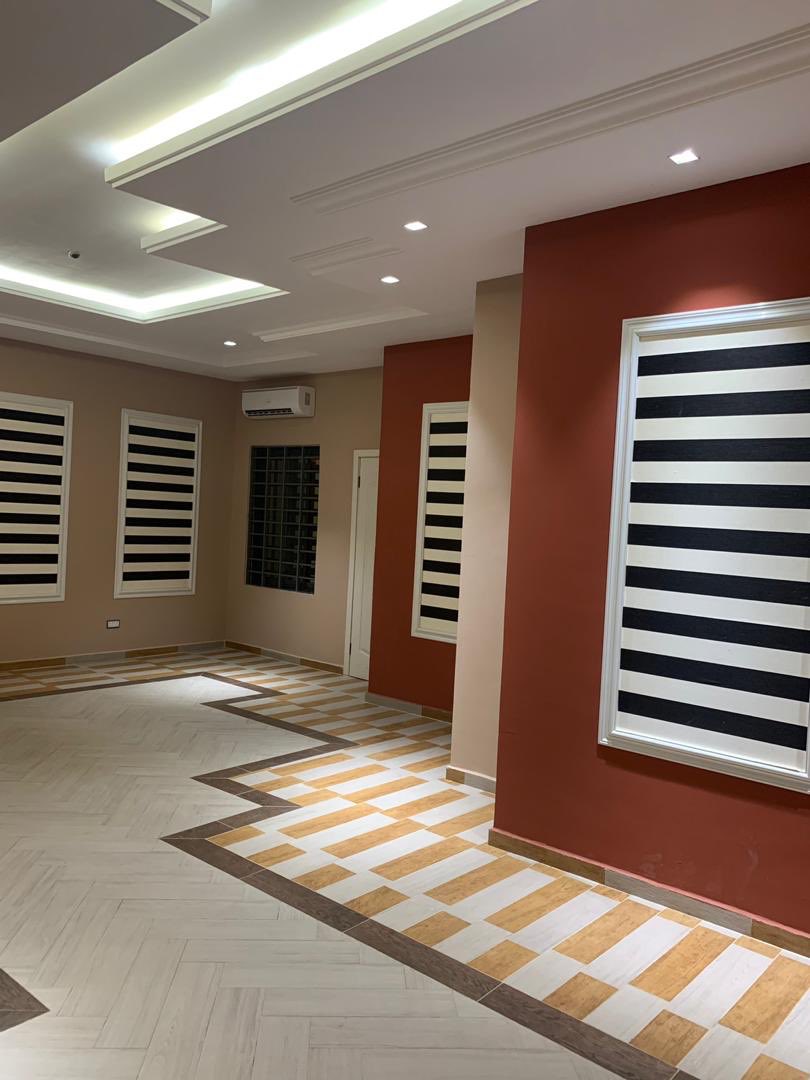 _BenopaOnyx1's tweet image. Location lake side community 8 
Pop ceiling 
Air-conditioning in all rooms 
Fence and gated 
Double glazed  sliding windows  
Overhead water tanks
Stamp concrete drive away 
 Car port 
Fitted kitchen cabinet 
Prices 3 bedroom ($120K) 
4 bedroom house ($140K)
Kindly RT my hustle🙏