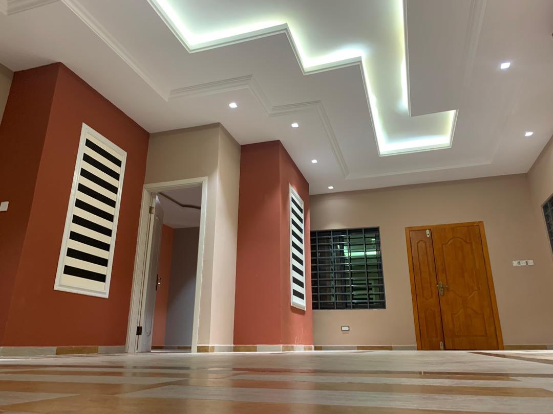 _BenopaOnyx1's tweet image. Location lake side community 8 
Pop ceiling 
Air-conditioning in all rooms 
Fence and gated 
Double glazed  sliding windows  
Overhead water tanks
Stamp concrete drive away 
 Car port 
Fitted kitchen cabinet 
Prices 3 bedroom ($120K) 
4 bedroom house ($140K)
Kindly RT my hustle🙏