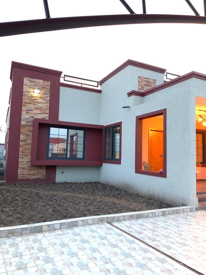 _BenopaOnyx1's tweet image. Location lake side community 8 
Pop ceiling 
Air-conditioning in all rooms 
Fence and gated 
Double glazed  sliding windows  
Overhead water tanks
Stamp concrete drive away 
 Car port 
Fitted kitchen cabinet 
Prices 3 bedroom ($120K) 
4 bedroom house ($140K)
Kindly RT my hustle🙏