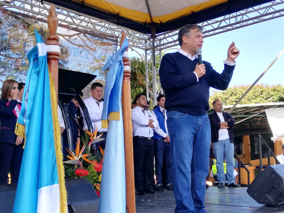 MuniVillaNueva's tweet photo. En mensaje el alcalde @EdwinEscobarGT enfatiza la importancia de haber inspirado a su equipo de trabajo a trabajar con pasión para servir a la población villanovana #VN100x100 https://t.co/4z4JY43beI