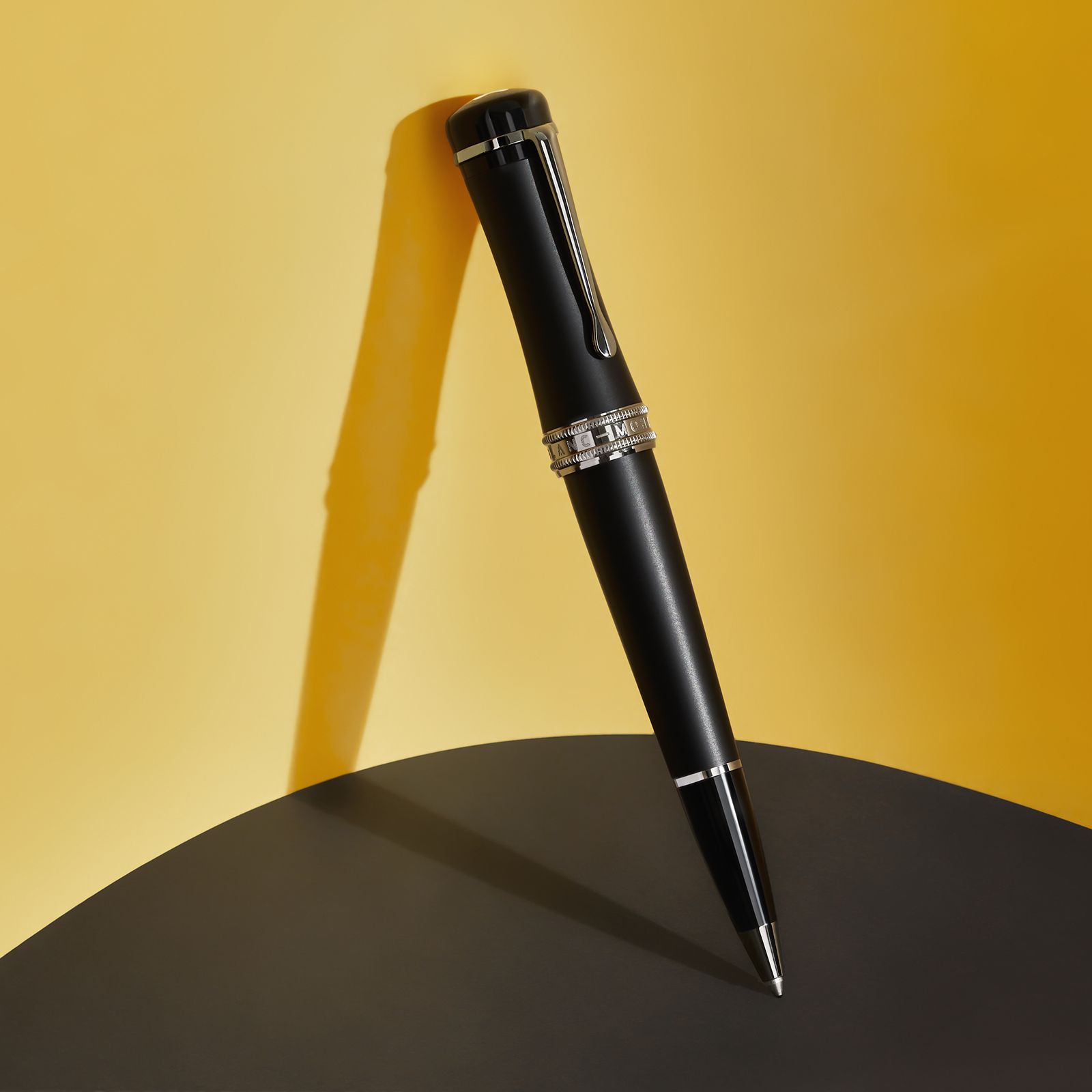 Melodrama Macadam Induceren Montblanc on Twitter: "Contrasting its curvy shape with black precious  resin and ruthenium fittings, the #Montblanc Bonheur Boyfriend #Rollerball  stands for elegance and freedom rooted in #1920s style codes.  https://t.co/hamXJNFfOk https://t.co ...