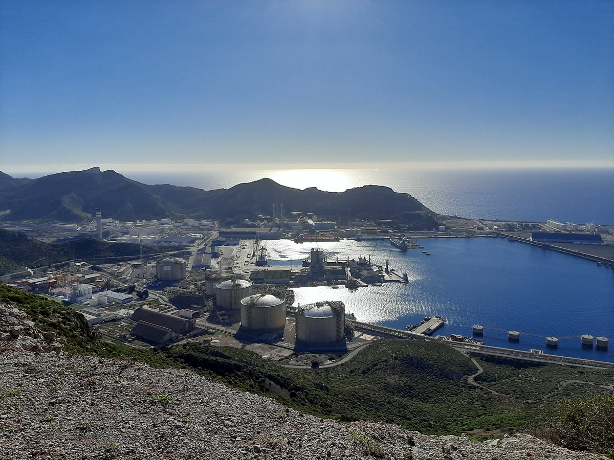 anabelensm73's tweet photo. Refinería de petróleo Repsol desde el monte san Julián #PaisajesGeografia https://t.co/2eMBdurGZJ