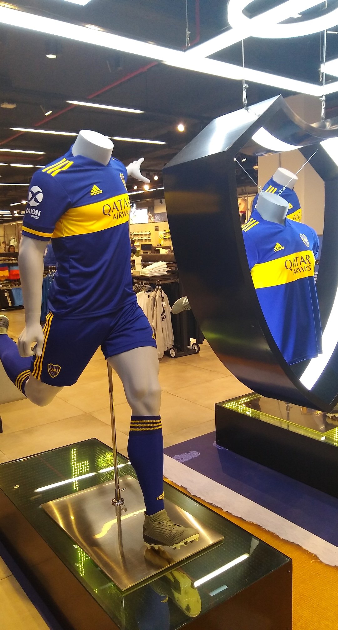 Sin Plumas CABJ ⭐ on Twitter: "Recién vine a querer la camiseta de Boca Adidas de Unicenter y no le quedo ningun talle para adultos. Esta todo agotado. No me