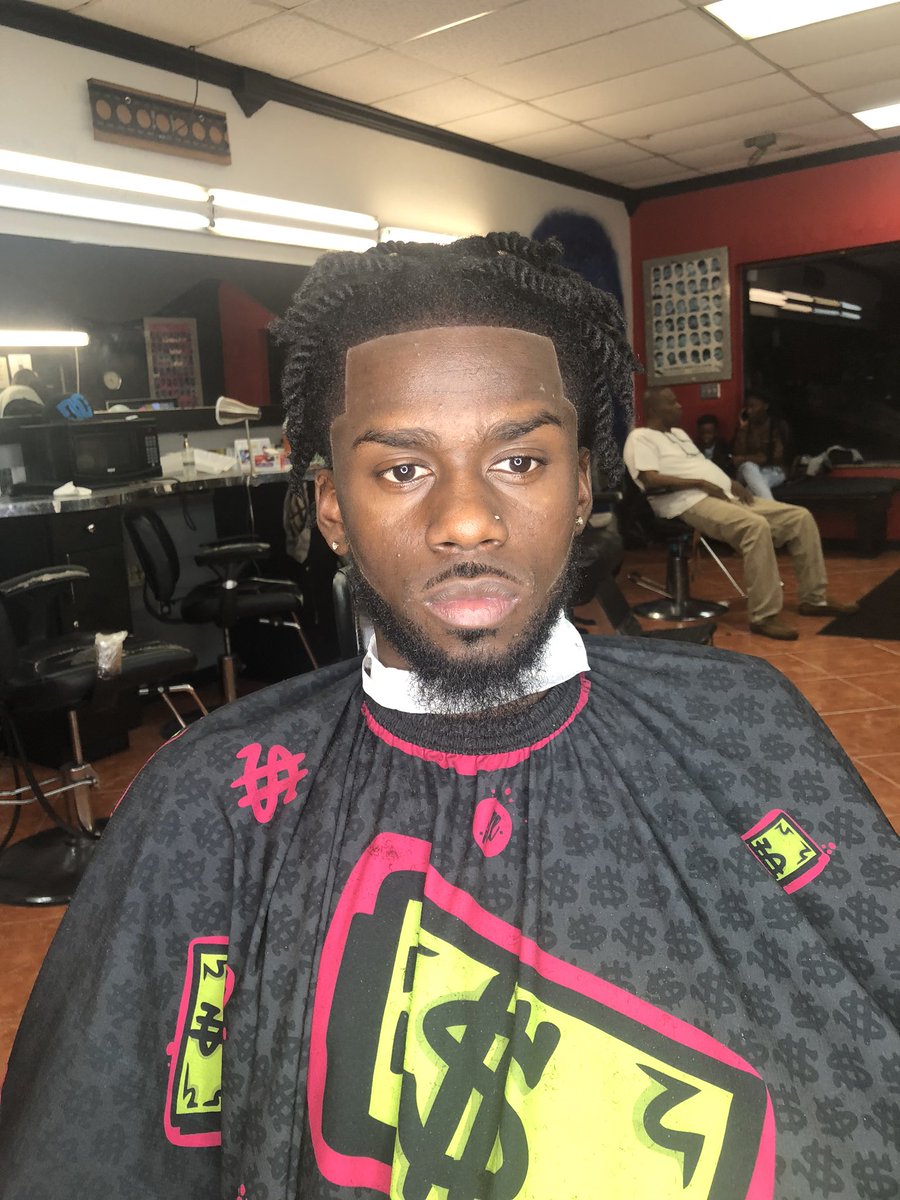 KingCutzzz's tweet photo. I am a 25 y.o.  experienced barber based in Orlando, FL 🍊 You may see my next potential client on your social media 📱 my ig is @KingCutzzz 👑 FAV or RT for me... your support will be very much remembered &amp;  appreciated 🙏🏽 book here 👉🏽 https://t.co/bXZ4lh4IJc 👈🏽 https://t.co/1UnEhLuWJ4