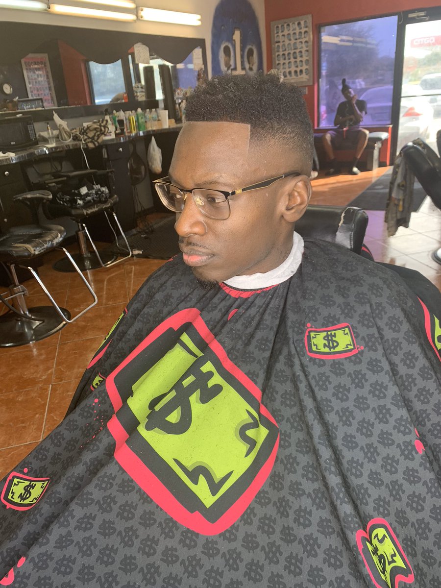 KingCutzzz's tweet photo. I am a 25 y.o.  experienced barber based in Orlando, FL 🍊 You may see my next potential client on your social media 📱 my ig is @KingCutzzz 👑 FAV or RT for me... your support will be very much remembered &amp;  appreciated 🙏🏽 book here 👉🏽 https://t.co/bXZ4lh4IJc 👈🏽 https://t.co/1UnEhLuWJ4