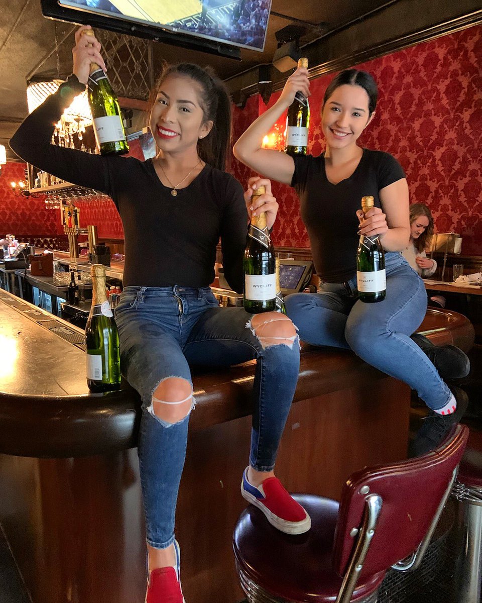25DegreesCHI's tweet photo. We’re on our last day of brunch for the weekend! Y’all know the drill - $12 bottles of champagne and our specialty brunch menu until 3pm! We will be showing BOTH NFL games tonight so get ready to get rowdy! Which team will you be cheering for?  #HappyBrunch #SundayFunday https://t.co/6nP1yUl21i