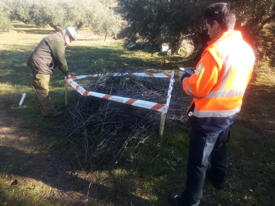 pcivil_cabra's tweet photo. Retomamos la localización y la datación de pozos (hoy 3) potencialmente peligrosos, con la colaboración de nuestro amigo y asesor de campo Manolo Gómez. Además en esta ocasión detectamos limitación de paso en finca con cable de acero, casi sin señalización, peligrosidad alta. https://t.co/kc58A8cOh4